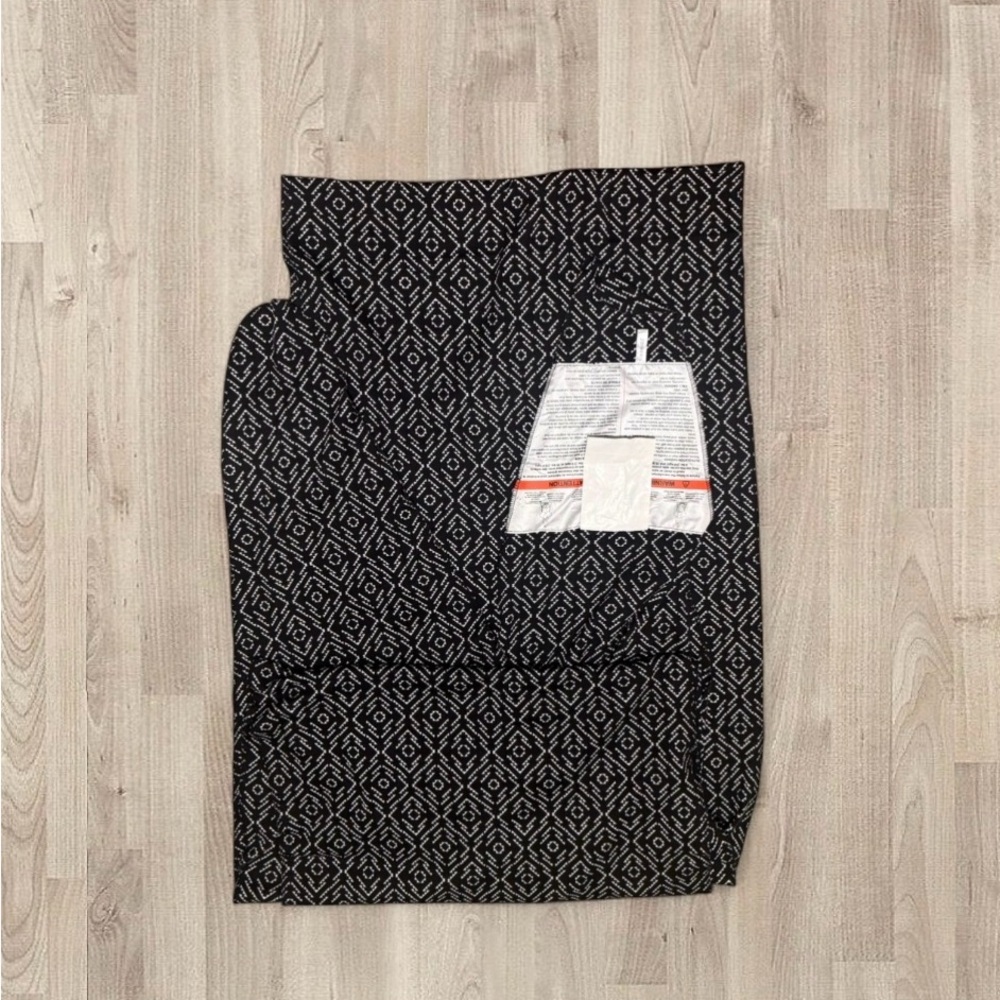 Moby Petunia Pickle Bottom Black & White Wrap - Picture 2 of 4